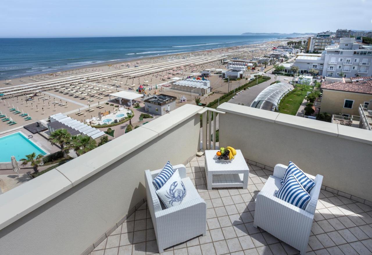 Hotel Admiral - On The Beach Riccione Exterior photo