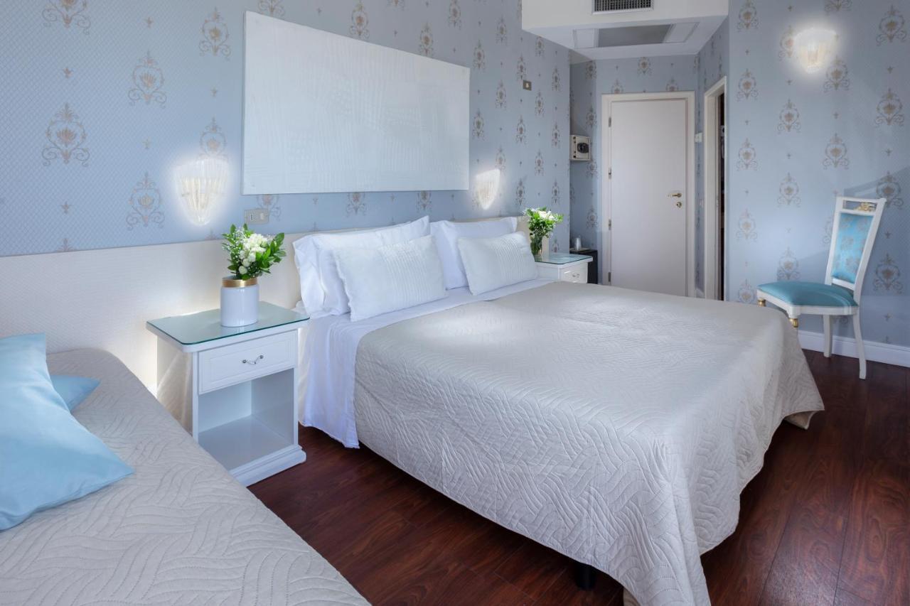 Hotel Admiral - On The Beach Riccione Exterior photo