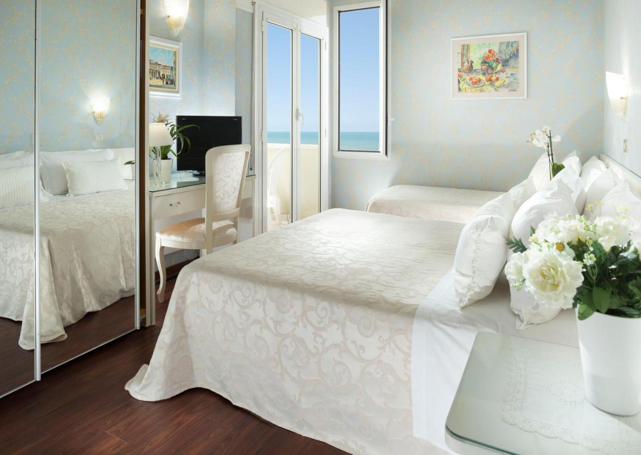 Hotel Admiral - On The Beach Riccione Exterior photo