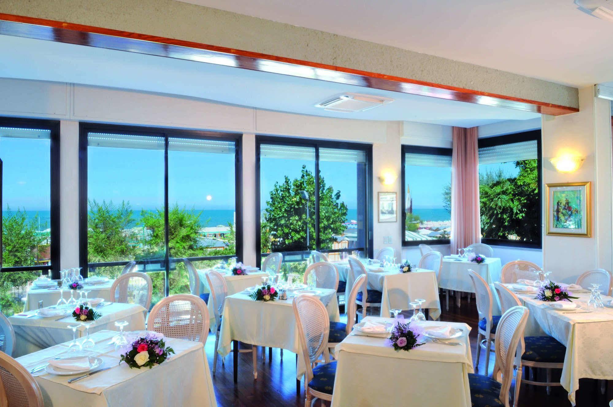 Hotel Admiral - On The Beach Riccione Exterior photo